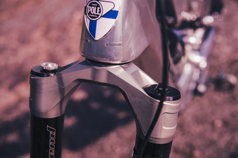 Pole head badge and visible machining marks on the Hiisi head tube