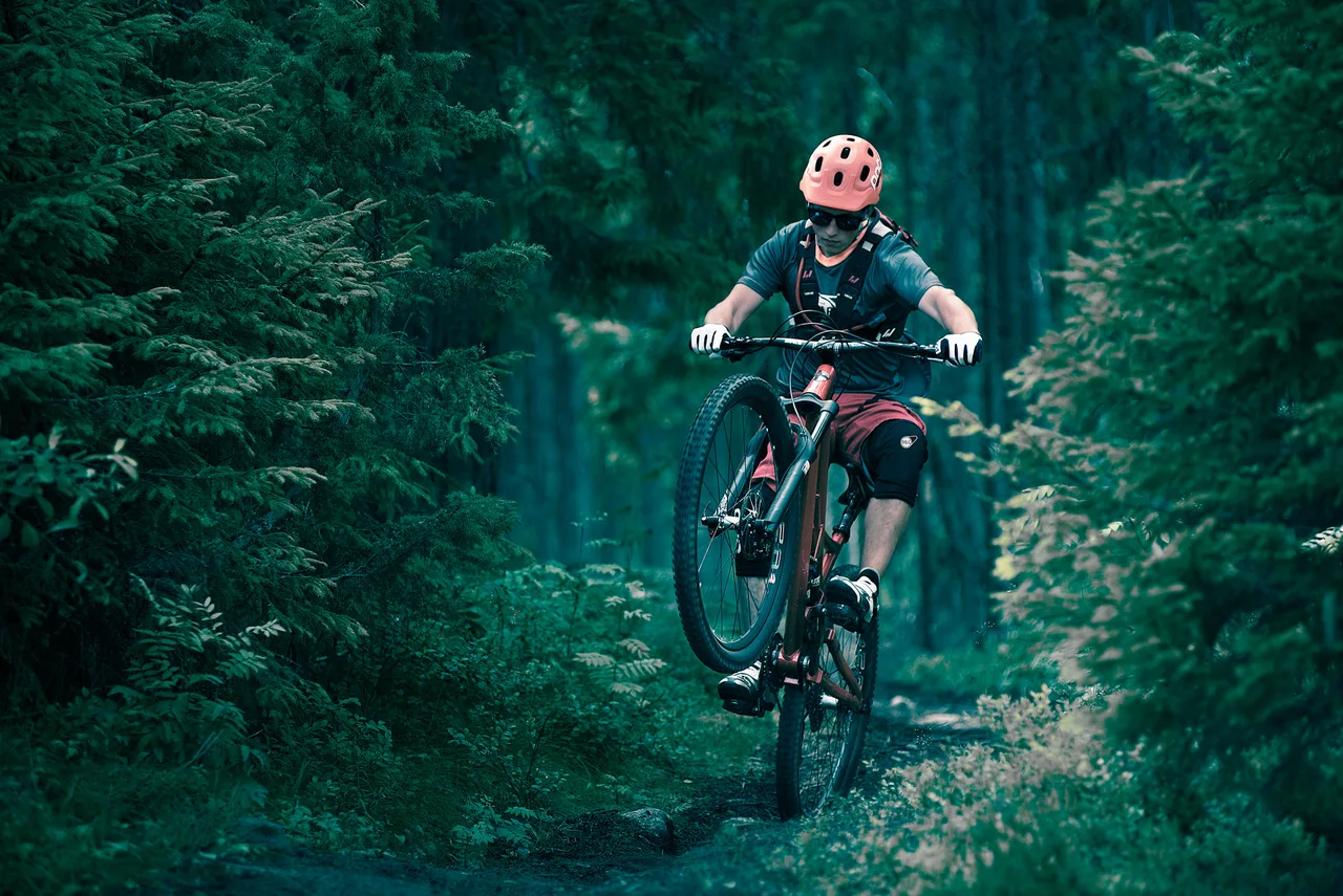Antti Lampen riding the Evolink 140 through the forest at Sappee, 2016